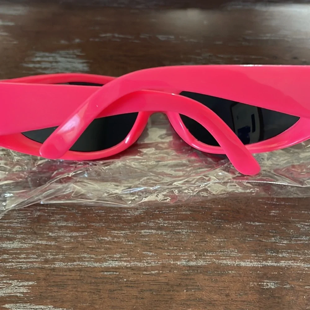 Kids hot pink sunglasses IOP